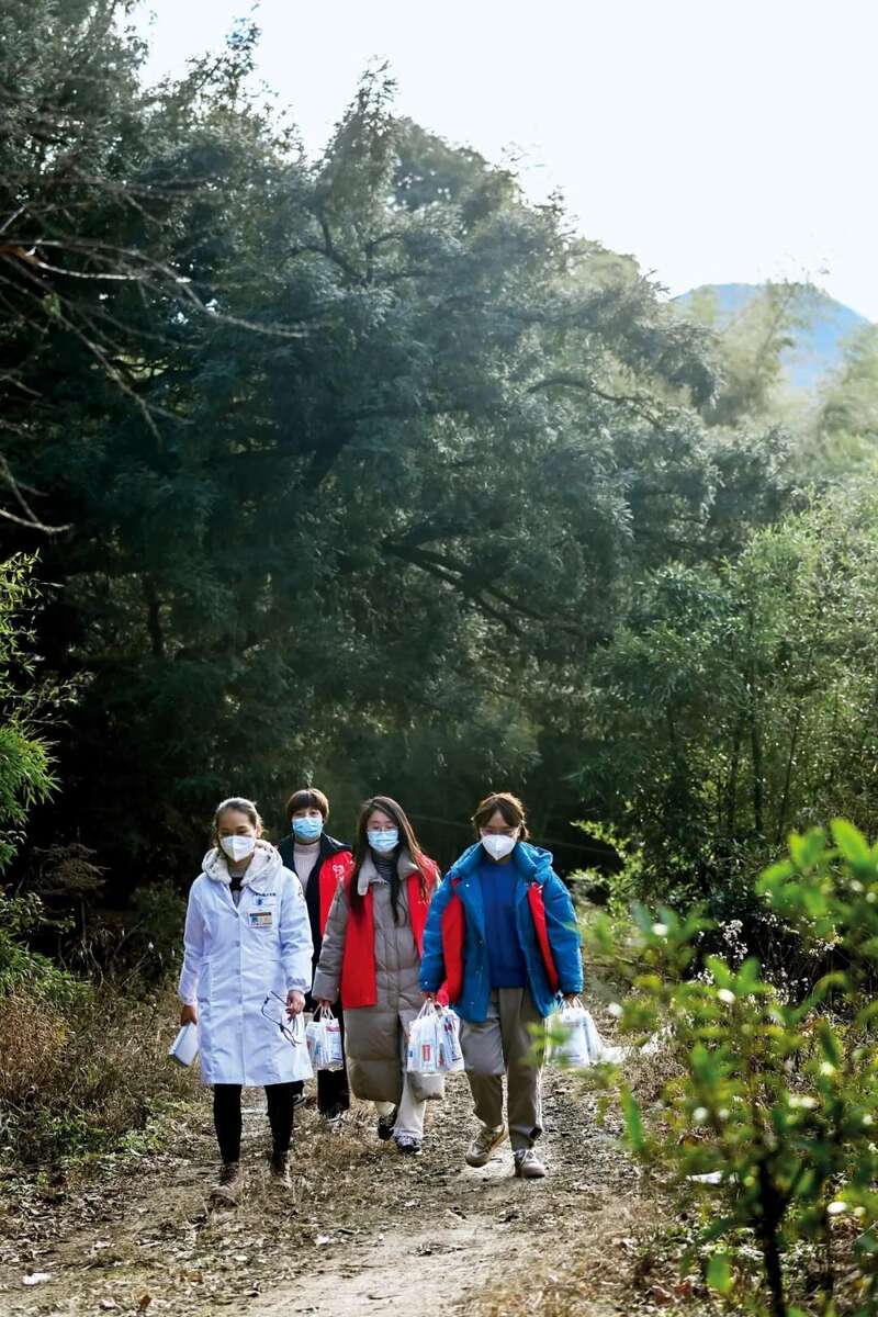 浙江诸暨市，志愿者们和东白湖镇卫生院的医生一起前往诸暨市东白湖镇廖宅村，给住在偏远山村里的老人们送爱 ...