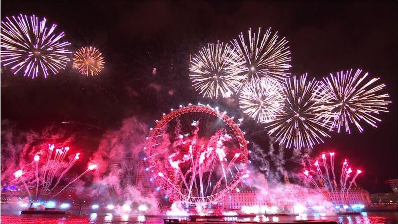 伦敦泰晤士河畔的烟花