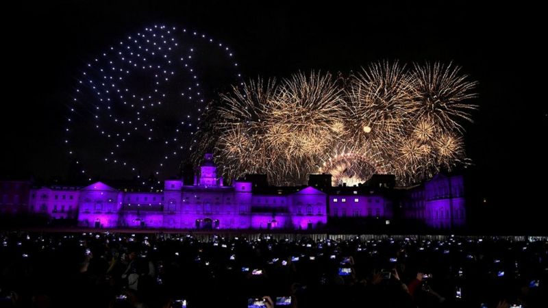 伦敦举行全欧洲最大的新年烟花表演，有10万民众到场观看，并向已故女王伊丽莎白二世致敬。 ...