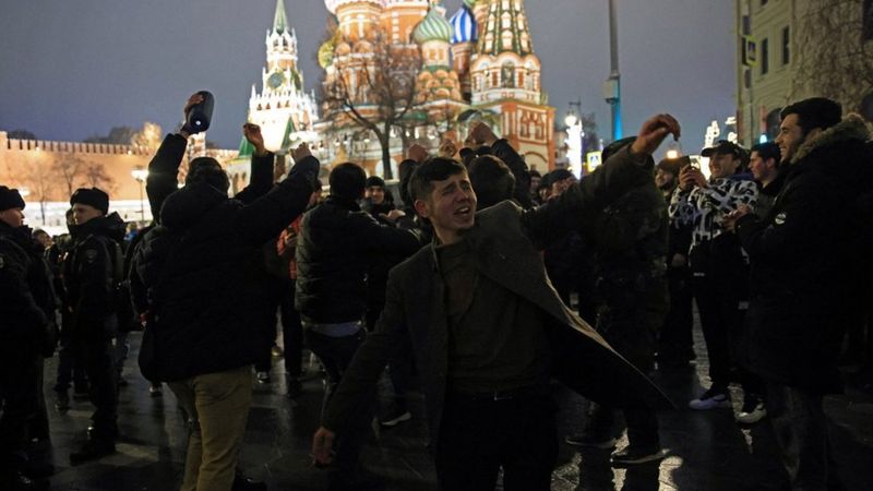 俄罗斯莫斯科红场被当局封闭，但民众聚集在附近的市中心街头迎新年。