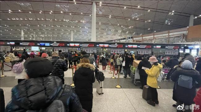 北京机场盛况，据称这是头等舱通道