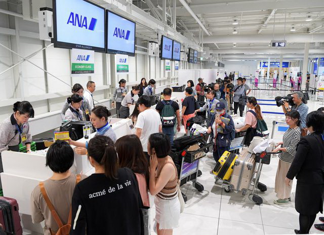 关西机场要求中国游客挂红绳吊牌以区分