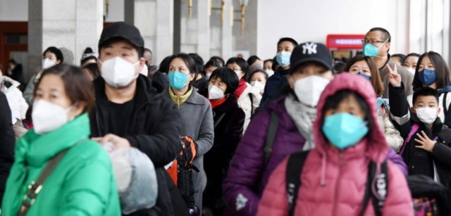 北京站乘客有序排队等待乘车