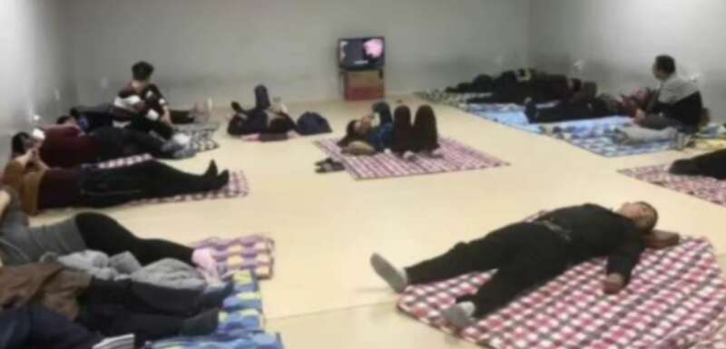 接下来迎接中国游客的，是一天800块的大通铺小黑屋，如有反抗直接会被军警逮捕 ... ...