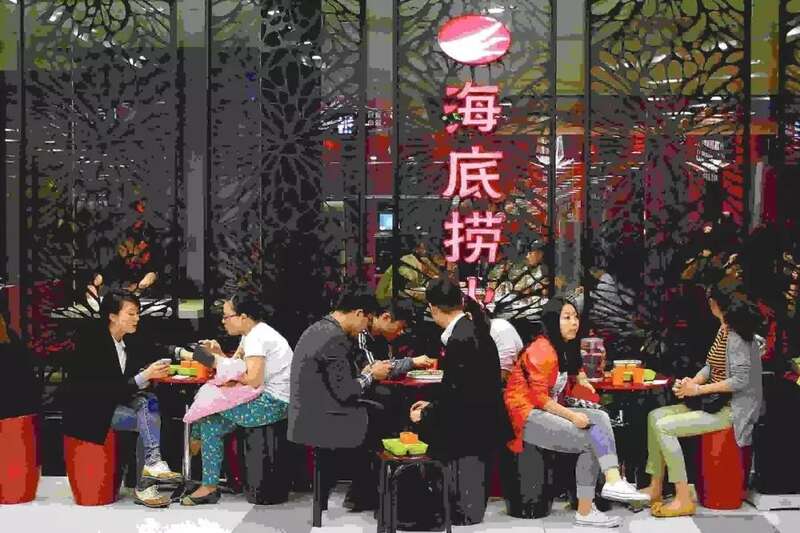 今年元旦假期，商场里海底捞等餐厅又开始排队1小时