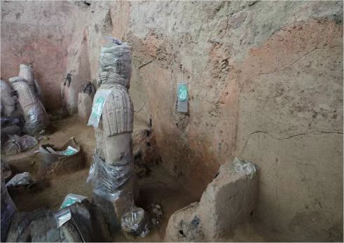 秦始皇陵一号坑挖掘出土的盾牌