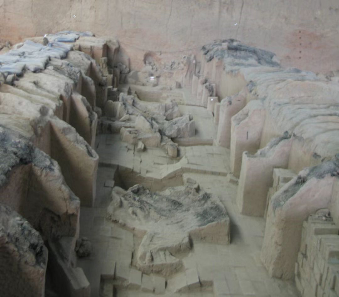 清理出笼箙等遗迹。并判定其为车配置装纳杂物之器，并非马槽