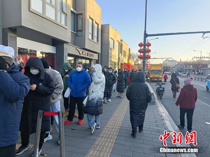 排队买年货的顾客