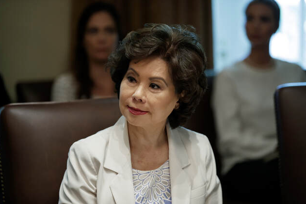 前总统唐纳德·川普对赵小兰起了各种外号，从“Coco Chow”到“米奇·麦康奈尔那位热爱中国的妻子” ...