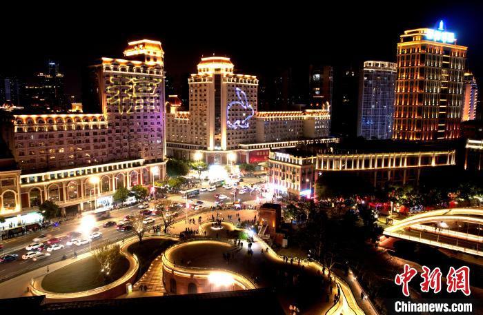 福州高楼上灯光映射的“福”和“兔”