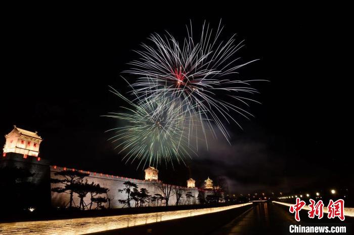 太原古县城上演的烟花秀