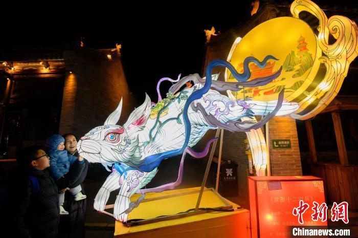 民众站在兔形花灯下