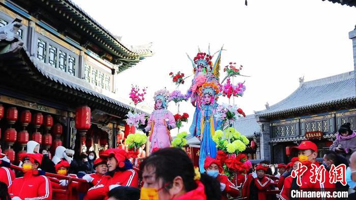 古县城内举行民俗表演