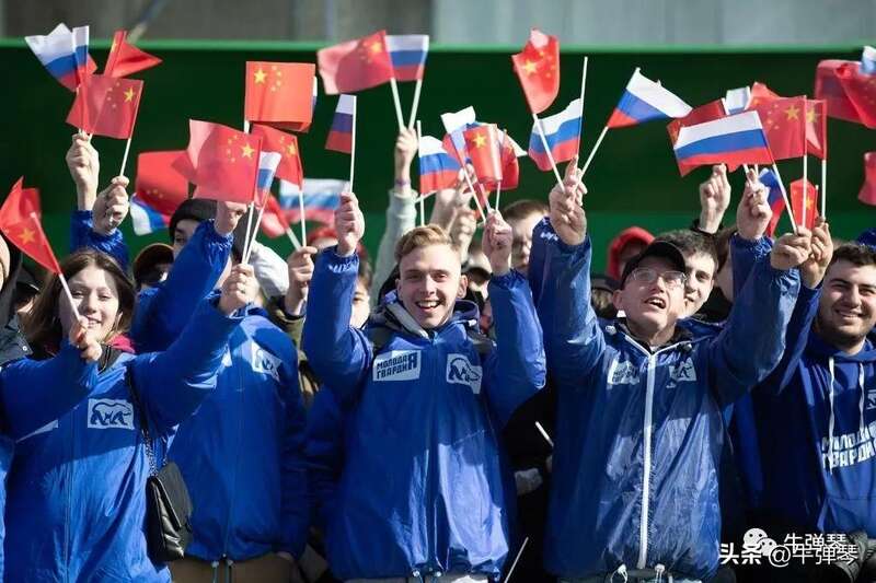 俄罗斯青年欢迎中国国家主席习近平