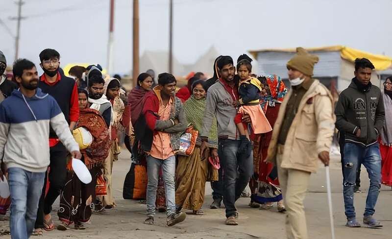 路上行进的印度民众