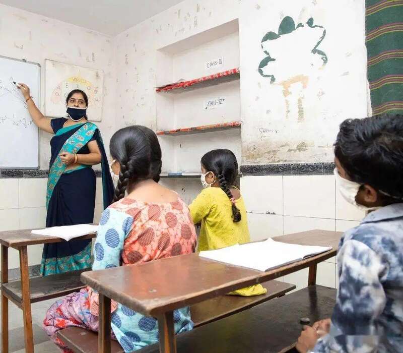 印度女孩大多读完小学就不再念书