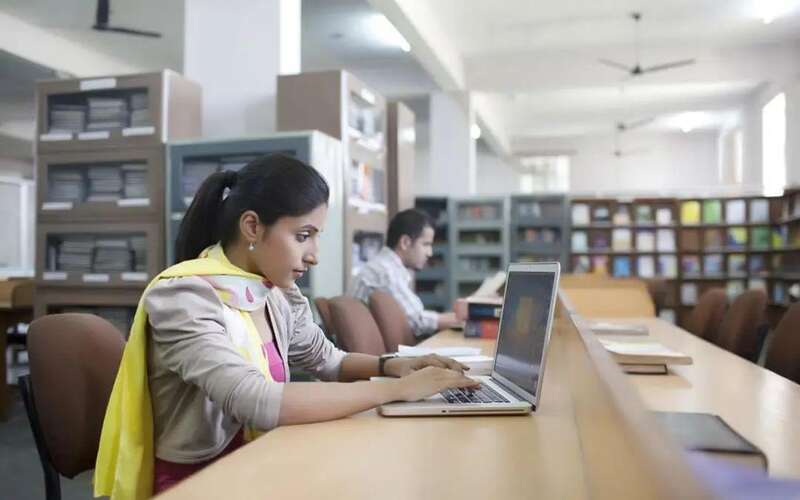 在印度的普通大学里，认真学习的学生寥寥无几