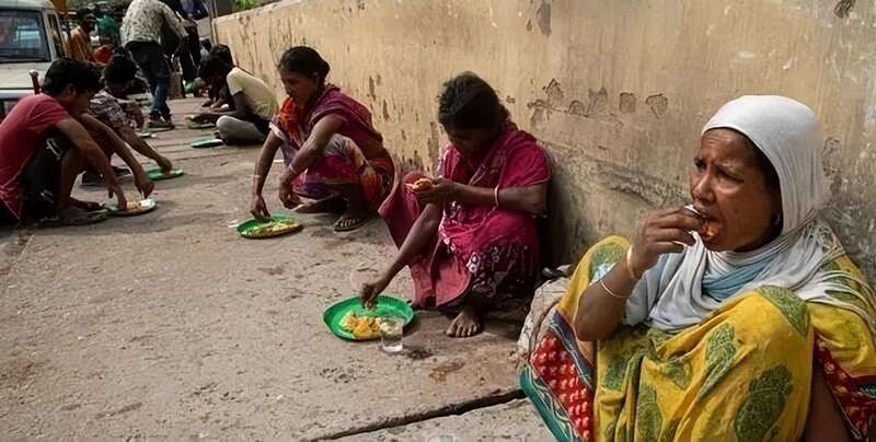 吃不饱的印度人随处可见