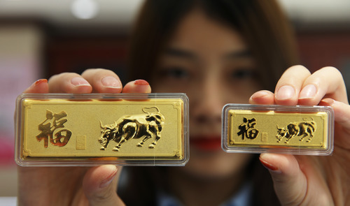 一家金店的工作人员展示贺岁金条