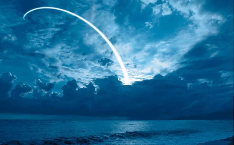 在V-MAX划过天际之后，在图卢兹、蒙彼利埃、阿基坦和西班牙北部的巴斯克自治区上空可以看到白色尾迹 ...