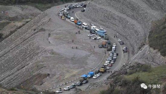 蜿蜒的山路上，逃亡的队伍，一眼望不到边