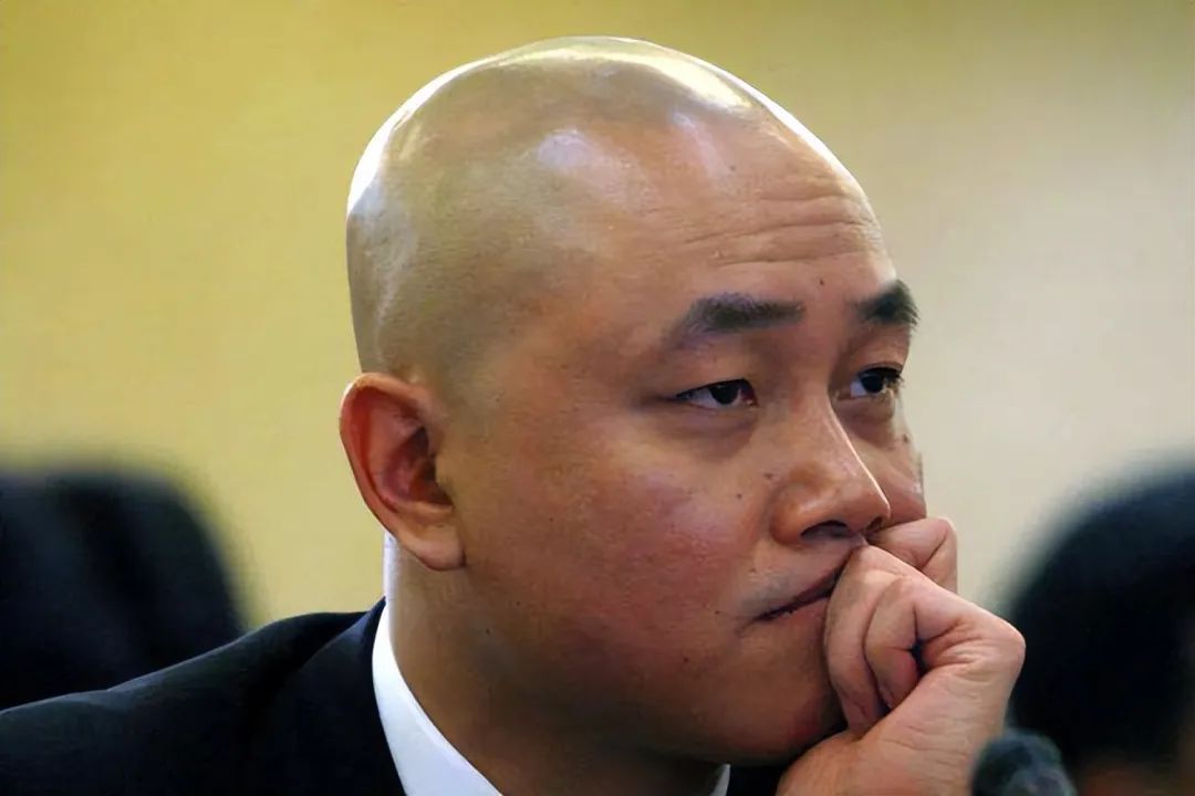 有钱装修办公室 没钱发工资 黄光裕带着20亿消失了