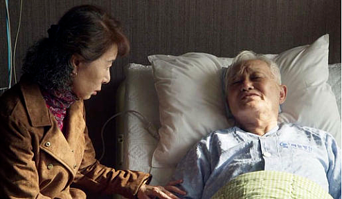 她的顾客，没有年轻人，几乎都是白发苍苍的老人