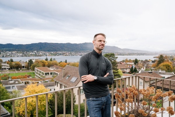 菲利普·斯基巴在他位于瑞士佐利孔的出租屋露台上