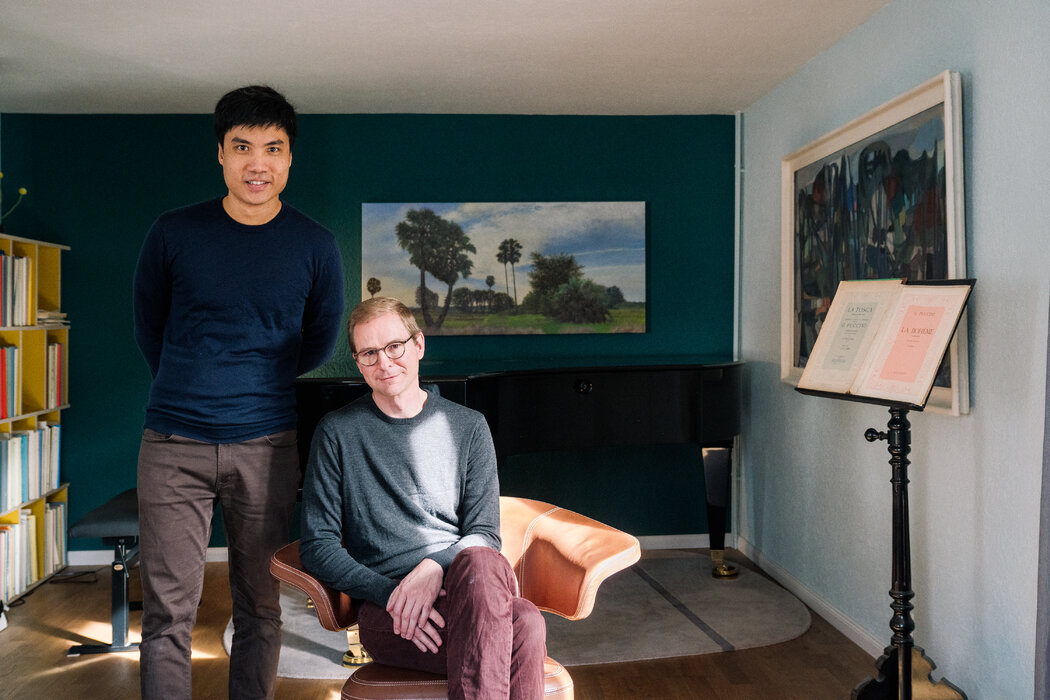 西瓦·川查伦（左）和安德烈亚斯·富勒在伯恩郊区的家中