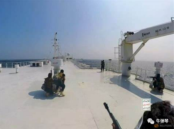 胡塞武装的直升机，更突然登上日本公司旗下的“银河领袖号”货轮