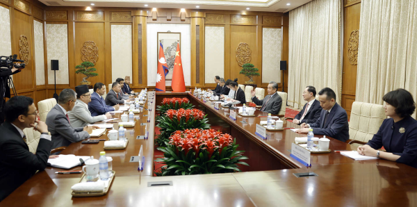 王毅同尼泊尔副总理兼外长施雷斯塔举行会谈