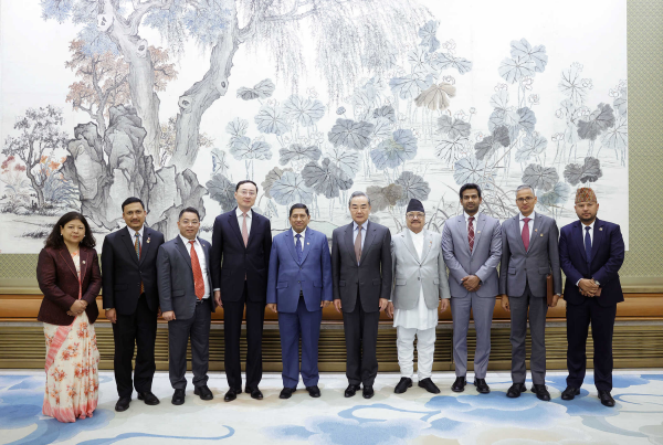 王毅同尼泊尔副总理兼外长施雷斯塔举行会谈