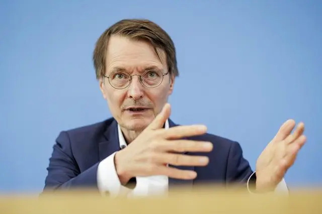 德国柏林，德国卫生部长卡尔·劳特巴赫在联邦新闻发布会上就大麻合法化的主题发表演讲 ...