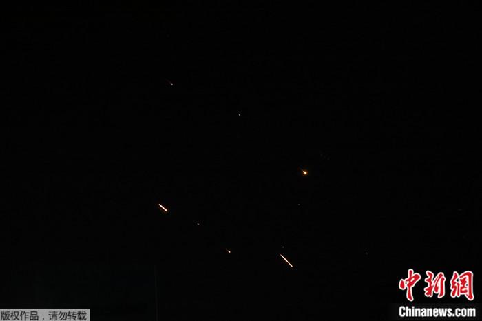 14日凌晨伊朗向以色列方向发射的导弹遭到拦截