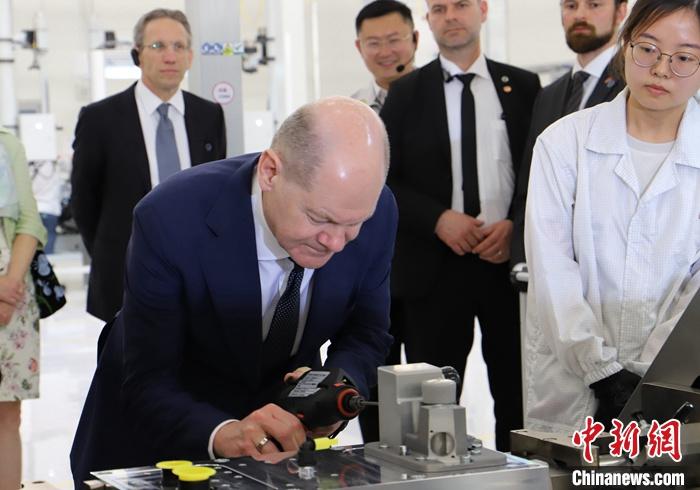 在博世氢动力系统(重庆)有限公司，朔尔茨(左)为完成预装的氢动力模块拴紧最后一颗螺丝 ...