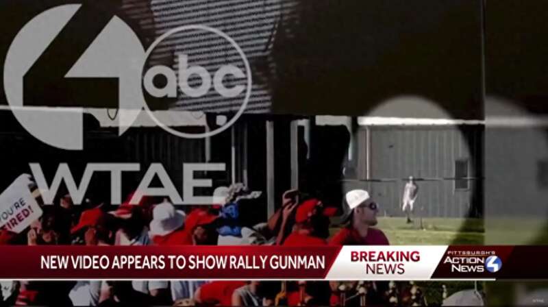 美国电视台WTAE公布了一段20岁的刺客托马斯·克鲁克斯行凶前在现场徘徊的视频 ...