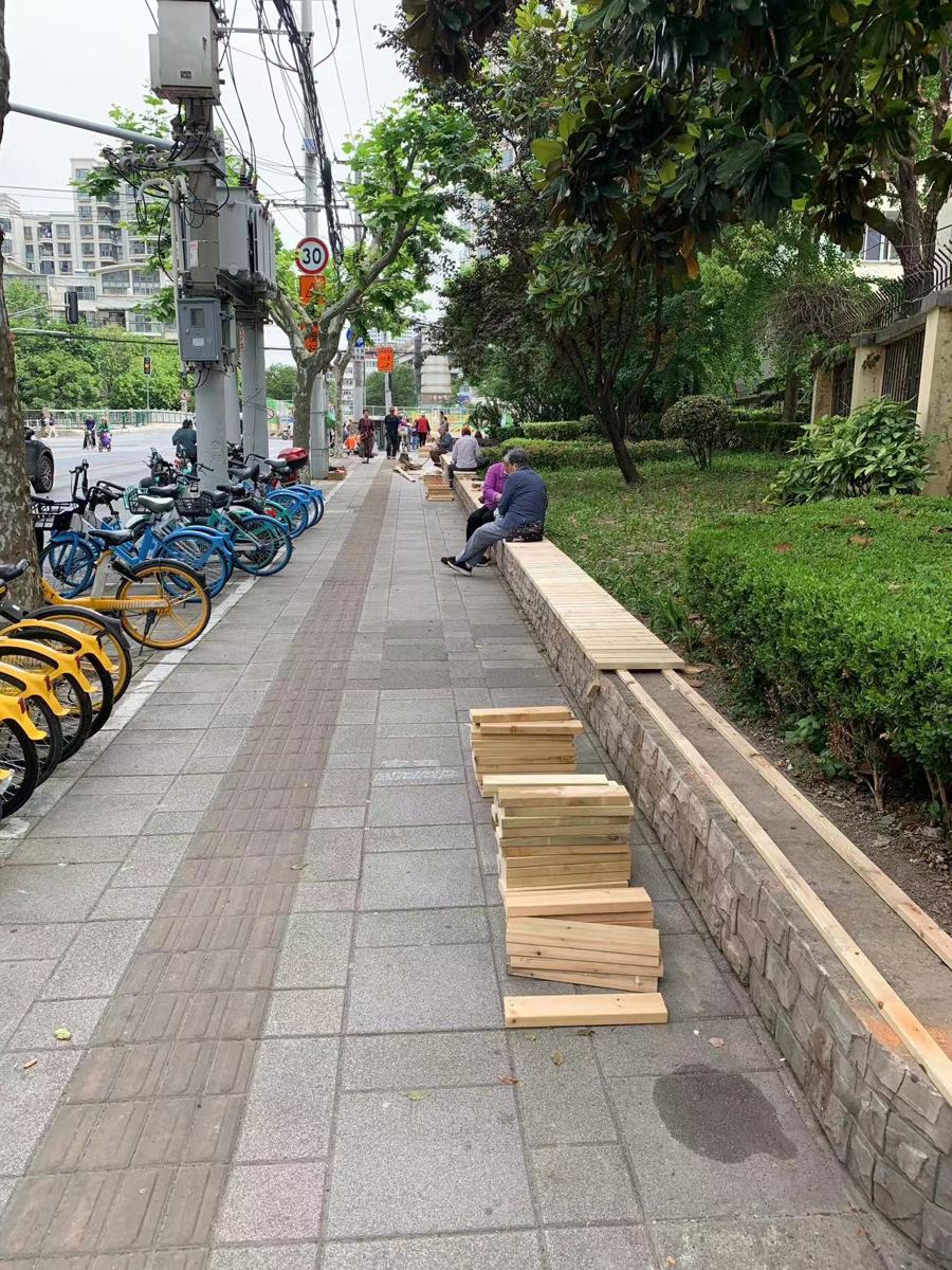 钦州路公共座椅加装过程中 钦州路公共座椅加装过程中