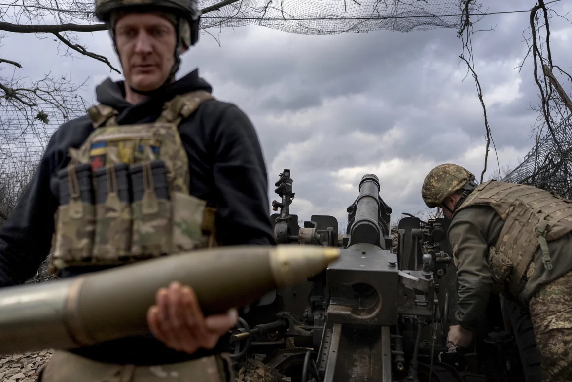 乌克兰哈尔蒂亚旅的士兵正在准备 M101 榴弹炮