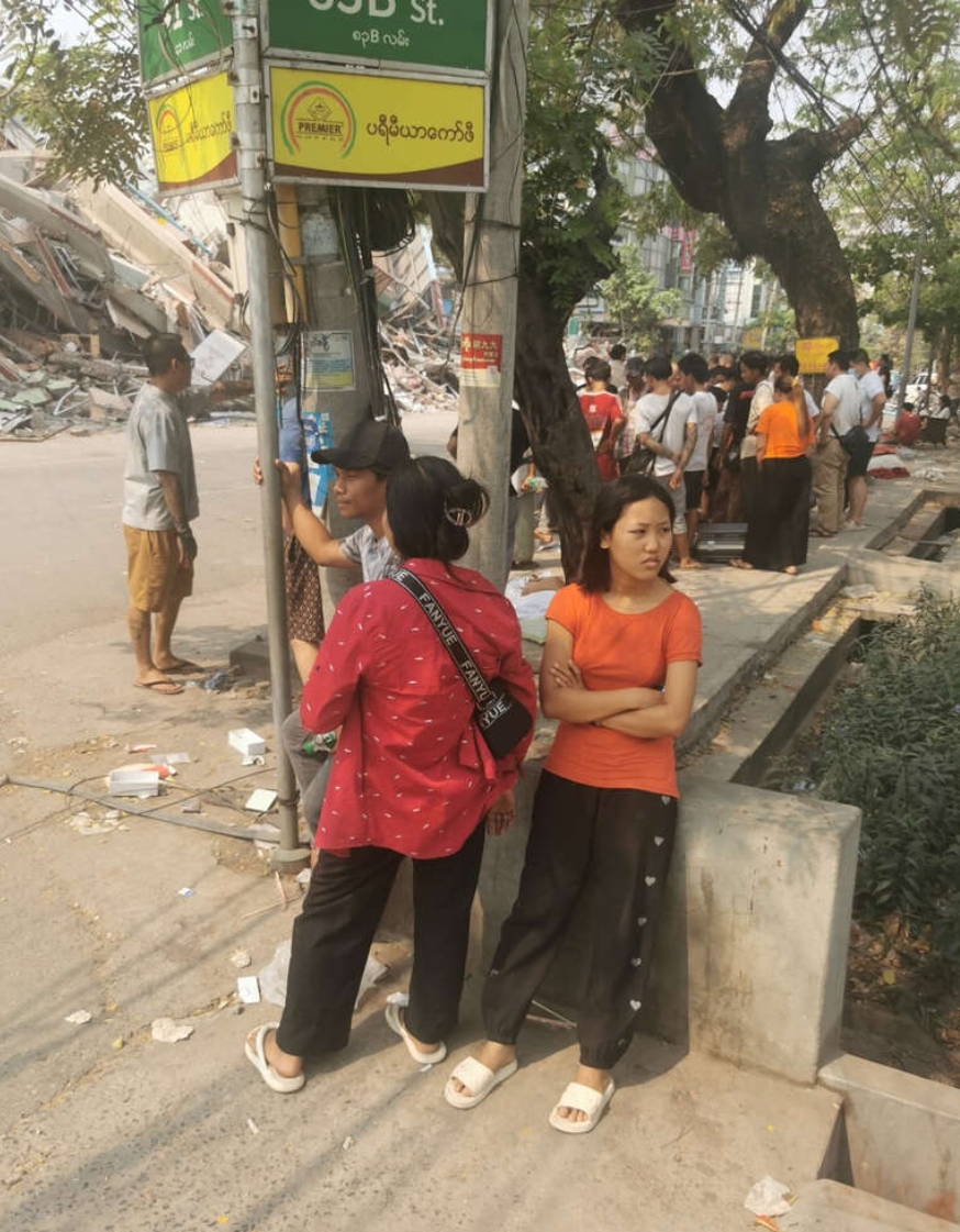 缅甸地震后，在曼德勒街头避难的人们