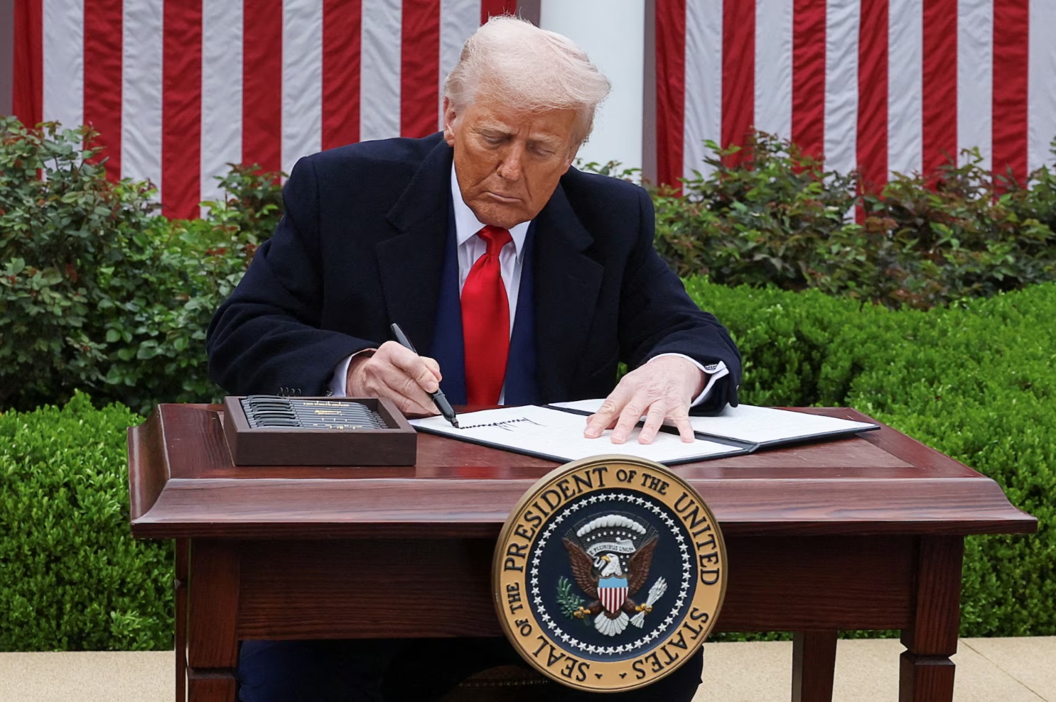 美国总统唐纳德·特朗普在美国华盛顿特区白宫玫瑰园签署关税行政命令