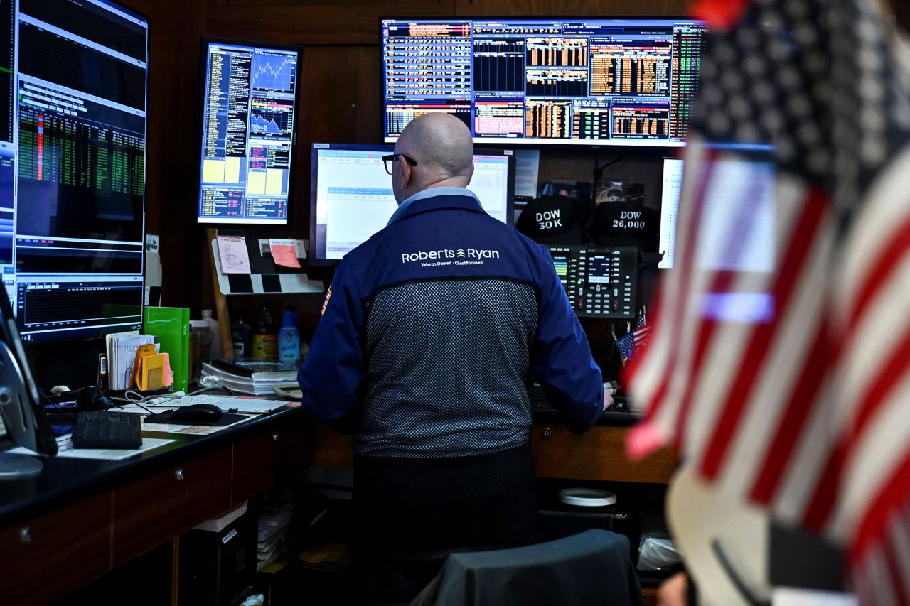 周三下午交易期间，一名交易员在纽约证券交易所 (NYSE) 交易大厅工作