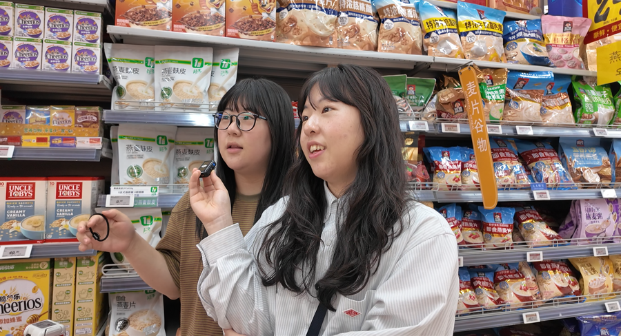 结伴来上海旅游的韩国姐妹 结伴来上海旅游的韩国姐妹