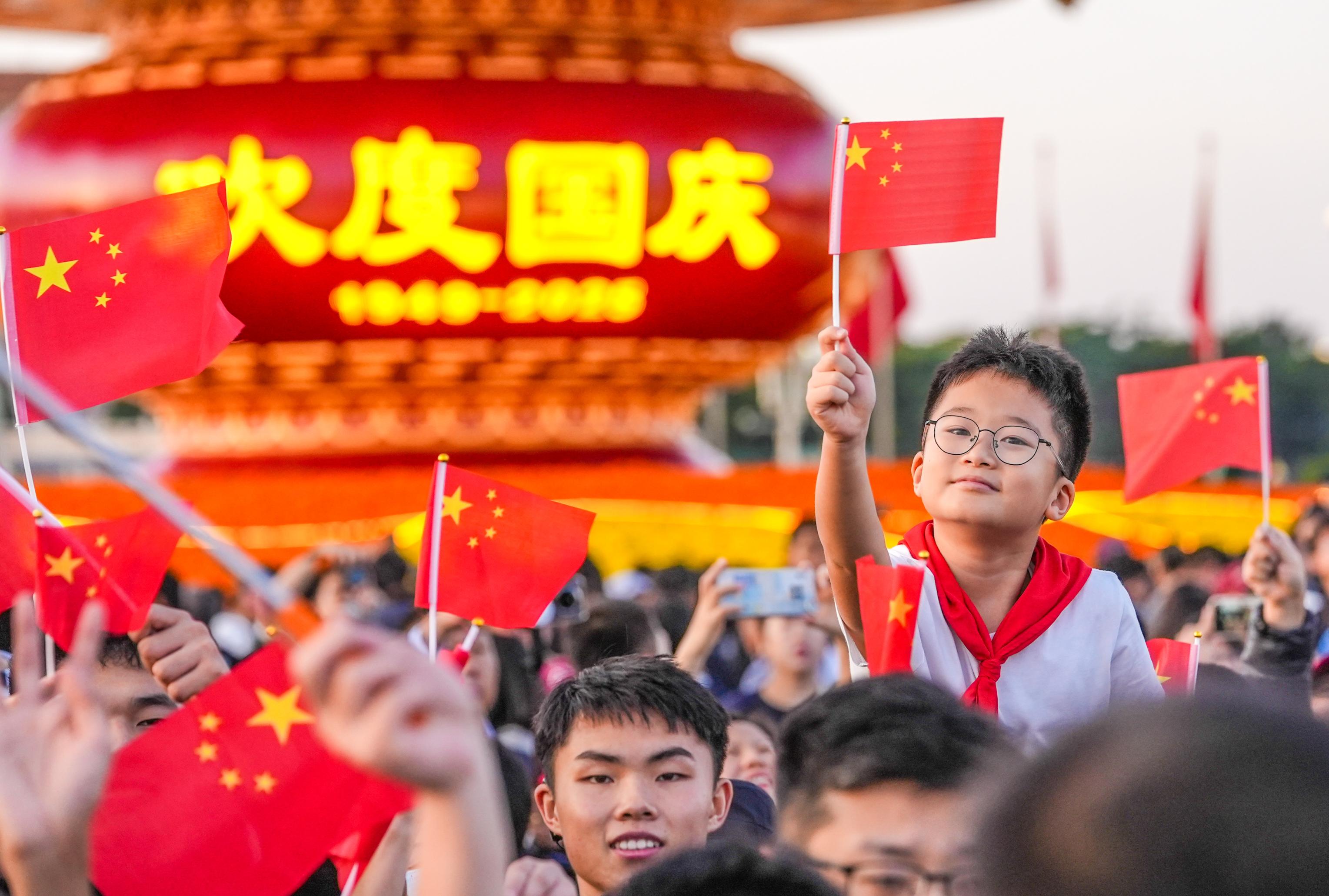 国庆节全国各地的12.1万名各界群众汇聚在天安门广场,观看隆重的升国旗仪式 ... ... 国庆节全国各地的12.1万名各界群众汇聚在天安门广场,观看隆重的升国旗仪式 ... ...