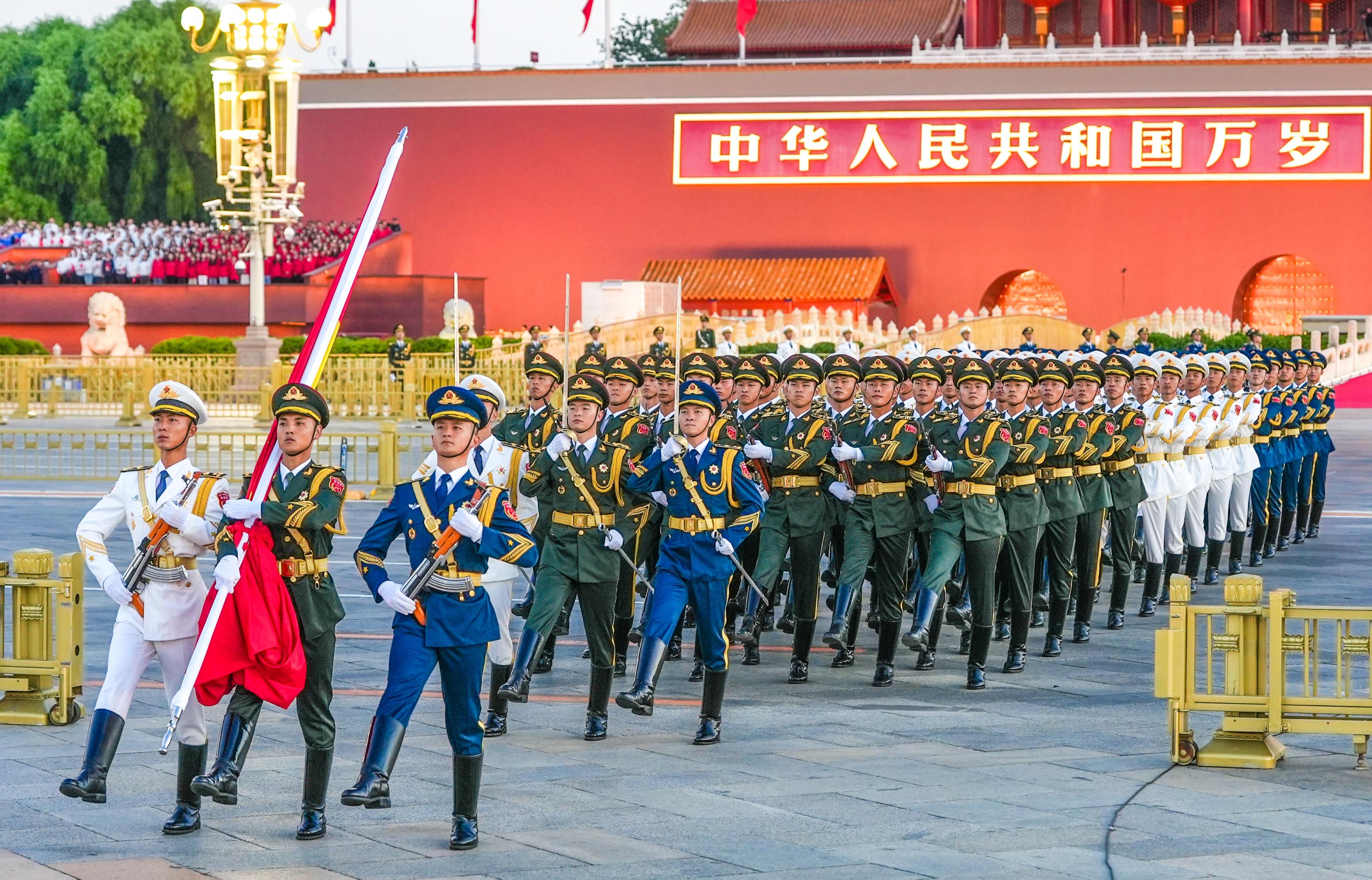 国庆节全国各地的12.1万名各界群众汇聚在天安门广场,观看隆重的升国旗仪式 ... ... 国庆节全国各地的12.1万名各界群众汇聚在天安门广场,观看隆重的升国旗仪式 ... ...